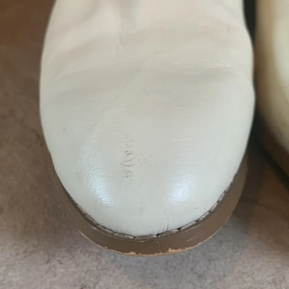 Twiggy London sz 8 cream leather ankle booties with rhinestone details
